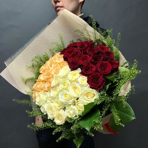 Букет из 51 Красной, Белой и Кремовой Розы